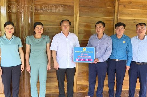 Trao kinh phí hỗ trợ 4 'Mái ấm Công đoàn' cho đoàn viên có hoàn cảnh khó khăn