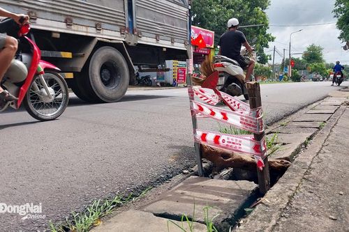 Nhiều nắp mương thoát nước trên tỉnh lộ 769 hư hỏng