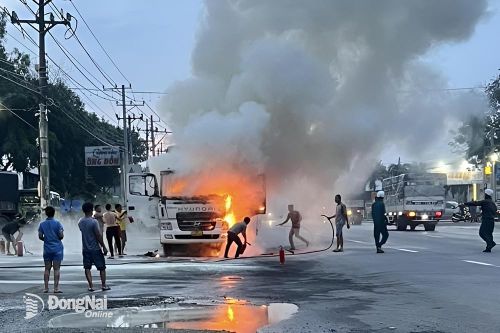 Dập tắt đám cháy từ xe đầu kéo đậu trước trạm xăng