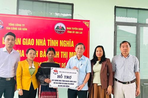 Trưởng ban Tuyên giáo Tỉnh ủy Huỳnh Thế Mạnh trao nhà tình nghĩa cho hộ nghèo