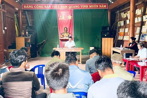 Trưởng ban Tuyên giáo Tỉnh ủy Huỳnh Thế Mạnh dự sinh hoạt Chi bộ làng Leng Tô