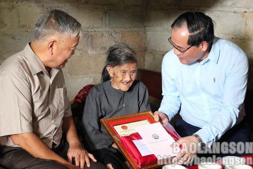 Lãnh đạo tỉnh thăm, chúc thọ, mừng thọ tại huyện Lộc Bình