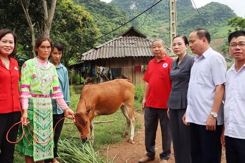 Hỗ trợ hộ nghèo tại xã Phương Giao