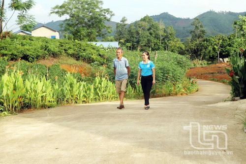 Phụ nữ Minh Tiến chung tay mở đường