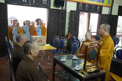 Chư Ni Phân ban Ni giới T.Ư (phía Bắc) thăm, cúng dường 4 trường hạ an cư các tỉnh, thành
