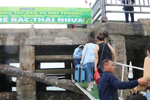 Bài 1: Tàu cập cảng 'nhầm' bến