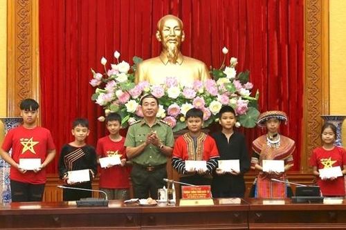 Thứ trưởng Trần Quốc Tỏ gặp mặt con các thương binh, liệt sĩ trong CAND