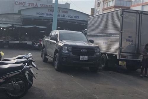 Phó giám đốc Trung tâm Văn hóa bị cách chức vì ném chất bẩn vào quầy hàng tiểu thương