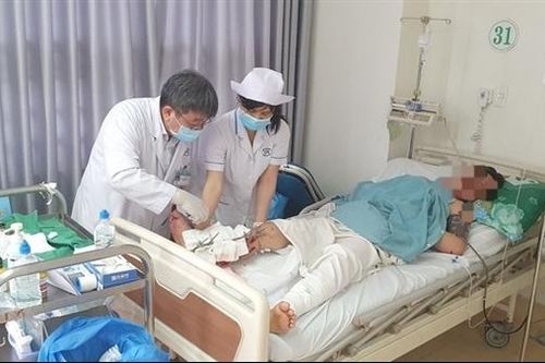 Nối thành công bàn chân gần đứt lìa do bị tai nạn giao thông