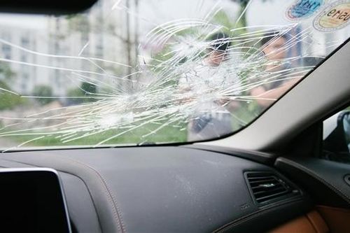 Tài xế ném đá vỡ kính ôtô sau khi bị lấn làn trên cao tốc