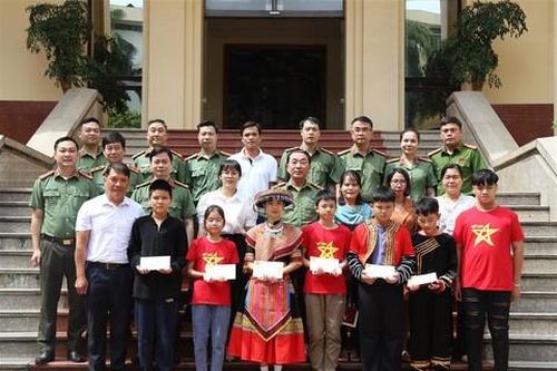 Lãnh đạo Bộ Công an gặp mặt các con thương binh, liệt sĩ Công an nhân dân