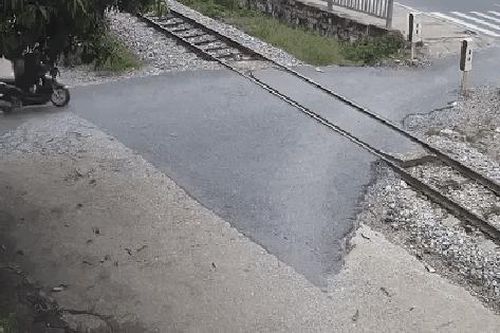 Khoảnh khắc người phụ nữ tử vong thương tâm khi băng qua đường sắt mà không quan sát