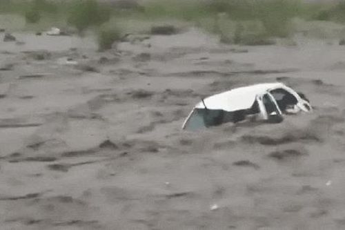 Mưa lũ ở Trung Quốc: Hàng loạt ô tô chìm trong biển nước, nhiều tòa nhà bỗng chốc hóa thành 'ốc đảo'