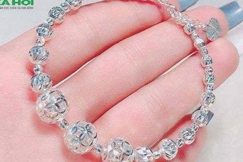 5 mẫu vòng phong thủy cho nam/nữ mệnh Kim