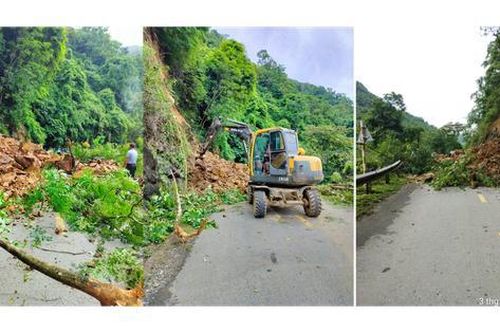Hiện trường vụ sạt lở, đất đá lấp đường tại Cao Bằng