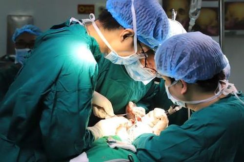 Ca phẫu thuật '2 trong 1' kéo dài gần 10 tiếng liên tục trả lại diện mạo xinh đẹp cho cô gái