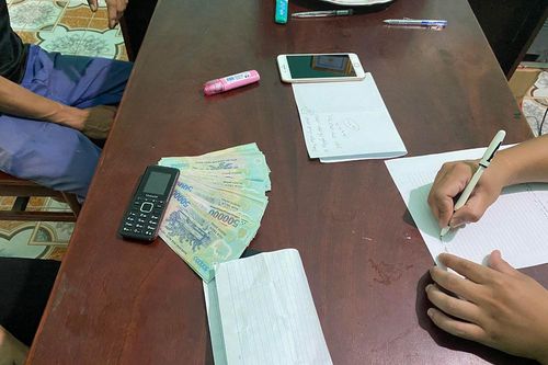 Được lực lượng Công an giải thích, một phụ nữ may mắn 'bảo toàn' 30 triệu đồng