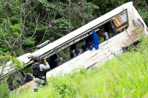 Xe buýt lao xuống khe núi sâu 40m, ít nhất 18 người chết