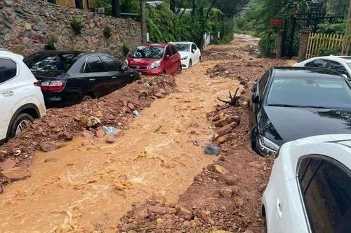 Khẩn trương cứu hộ nhiều ô tô bị đất đá cuốn trôi, vùi gần rừng phòng hộ Sóc Sơn