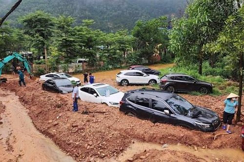 Hà Nội: Cận cảnh hàng loạt ô tô bị đất đá vùi lấp tại Sóc Sơn