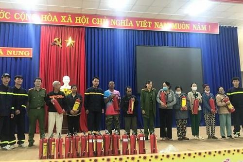 Lâm Đồng: Trang bị 100 bình chữa cháy xách tay cho đồng bào dân tộc thiểu số