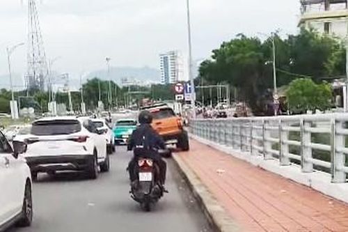 Xe bán tải đi như phim hành động trên cầu Hòa Xuân, Đà Nẵng