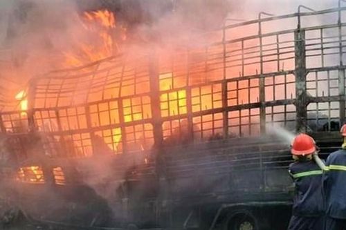 Hà Tĩnh: Xe tải đang lưu thông bất ngờ bốc cháy dữ dội