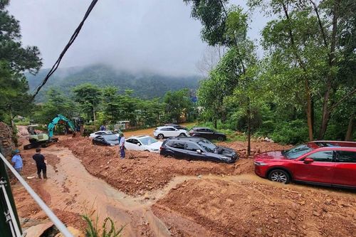 Sóc Sơn: Hàng chục chiếc ô tô bị đất bùn vùi lấp
