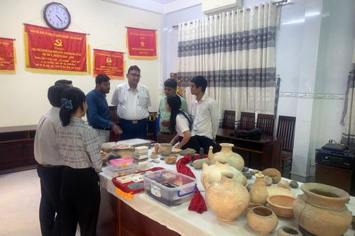 Chuyên gia Ấn Độ khảo sát tại Khu Di tích quốc gia đặc biệt Óc Eo - Ba Thê, An Giang