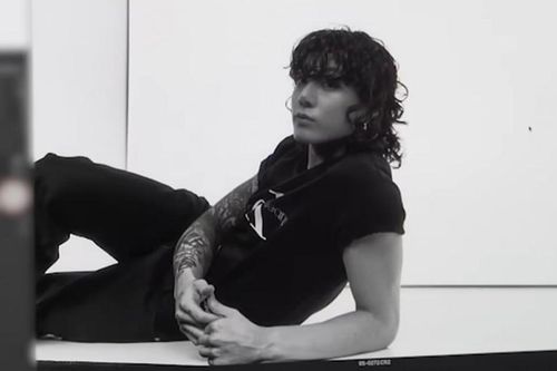 Jungkook BTS lại khiến fan nghẹt thở với video hậu trường chụp ảnh mẫu cho Calvin Klein