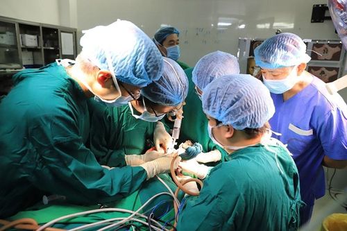 10 giờ 'cân não' phẫu thuật cho cô gái bị dính khớp thái dương hàm
