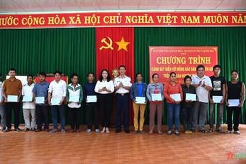 Vùng Cảnh sát biển 2 tặng quà đồng bào dân tộc thiểu số huyện Trà Bồng (tỉnh Quảng Ngãi)