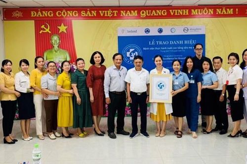 Trung tâm Y tế Sơn Trà đón nhận danh hiệu 'Bệnh viện Thực hành nuôi con bằng sữa mẹ xuất sắc'