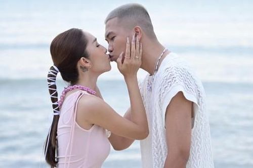 BigDaddy và Emily tổ chức đám cưới đơn giản bên bờ biển, nhân vật bắt được hoa cưới gây bất ngờ
