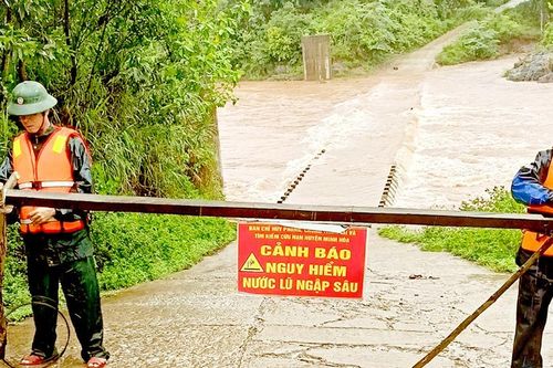 Lũ sông Hồng lên cao do mưa lớn
