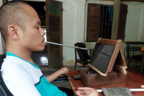 Chàng trai khuyết tật vượt lên số phận