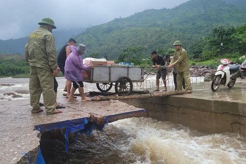 Quảng Bình khắc phục hậu quả mưa lũ, ổn định đời sống vùng biên giới