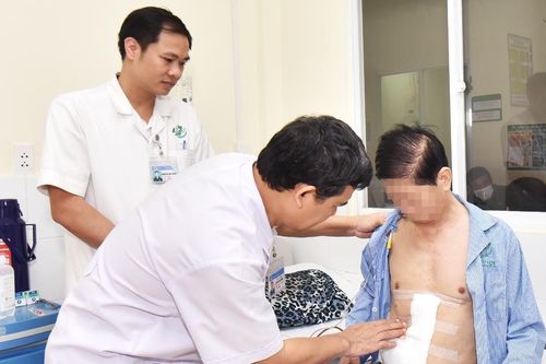 Bệnh nhân 73 tuổi mang khối u gan nặng gần 2kg