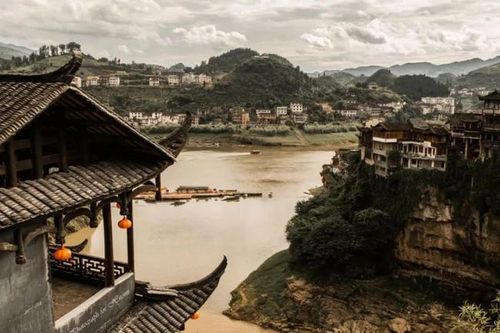 Bí mật trấn cổ ngàn năm, 'treo lơ lửng' trên thác nước vẫn không đổ
