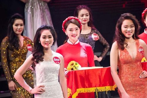 Nữ PG bưng bê trên sân khấu bỗng nổi tiếng giờ ra sao?