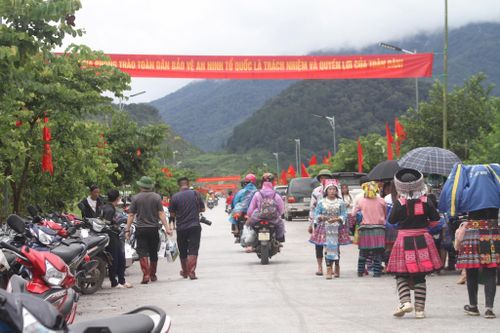 Nhiều người dân ở Mường La đội mưa dự Hội tại xã Ngọc Chiến