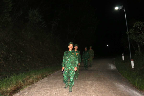 Thắp sáng đường tuần tra biên giới