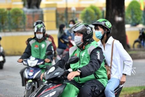 Thu nhập giảm hơn 50%, tài xế xe ôm công nghệ ngậm ngùi chờ 'nhảy' việc