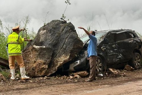 Hòa Bình: Sạt lở trên quốc lộ 6, đá lăn đè trúng ô tô