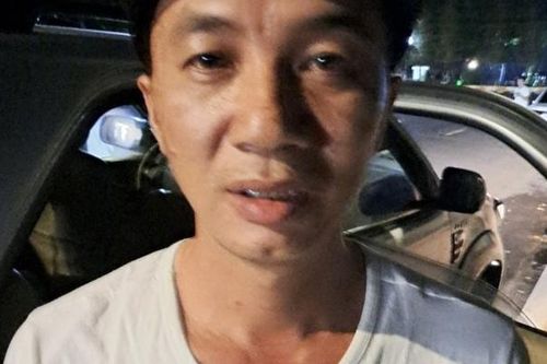 Mâu thuẫn khi nói chuyện điện thoại, chồng mang kiếm chém vợ cũ và con trai trọng thương