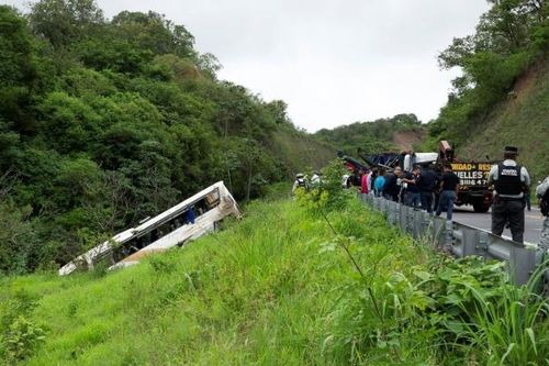 Xe buýt chở người nước ngoài lao xuống khe núi ở Mexico, 18 người thiệt mạng