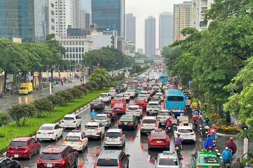 Người Hà Nội chật vật đi trong mưa kéo dài