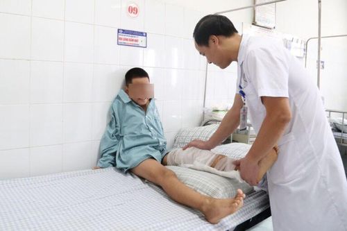Bé trai 10 tuổi nguy cơ tàn phế do đắp 'thuốc dân tộc' trôi nổi