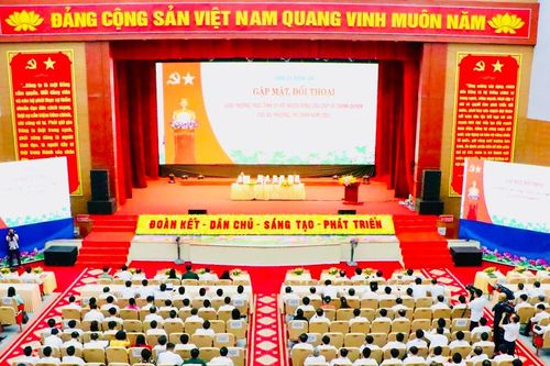 Thường trực Tỉnh ủy Nghệ An gặp mặt, đối thoại với hơn 1.000 lãnh đạo xã, phường