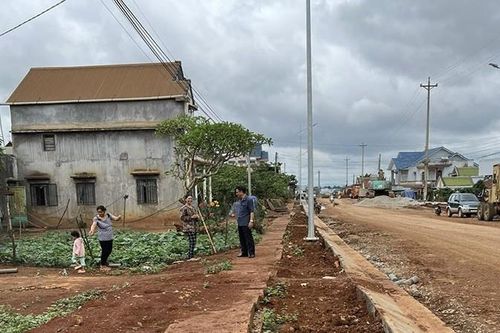 Đồng bào dân tộc thiểu số hào sảng hiến đất mở đường